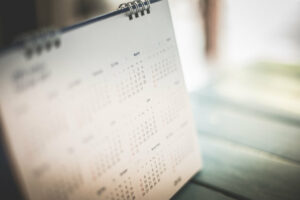 Ein Tischkalender zeigt eine Jahresübersicht