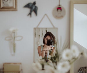 Kurzprosa schreiben - Frau fotografiert ihr Spiegelbild