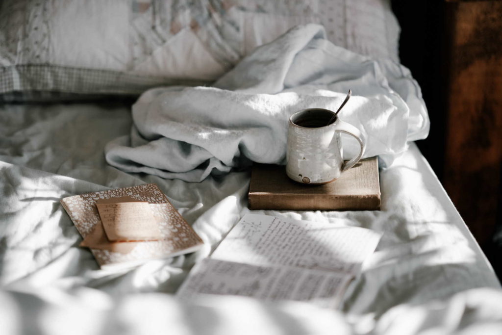 Journaling-Routine: Notizbücher auf einem Bett